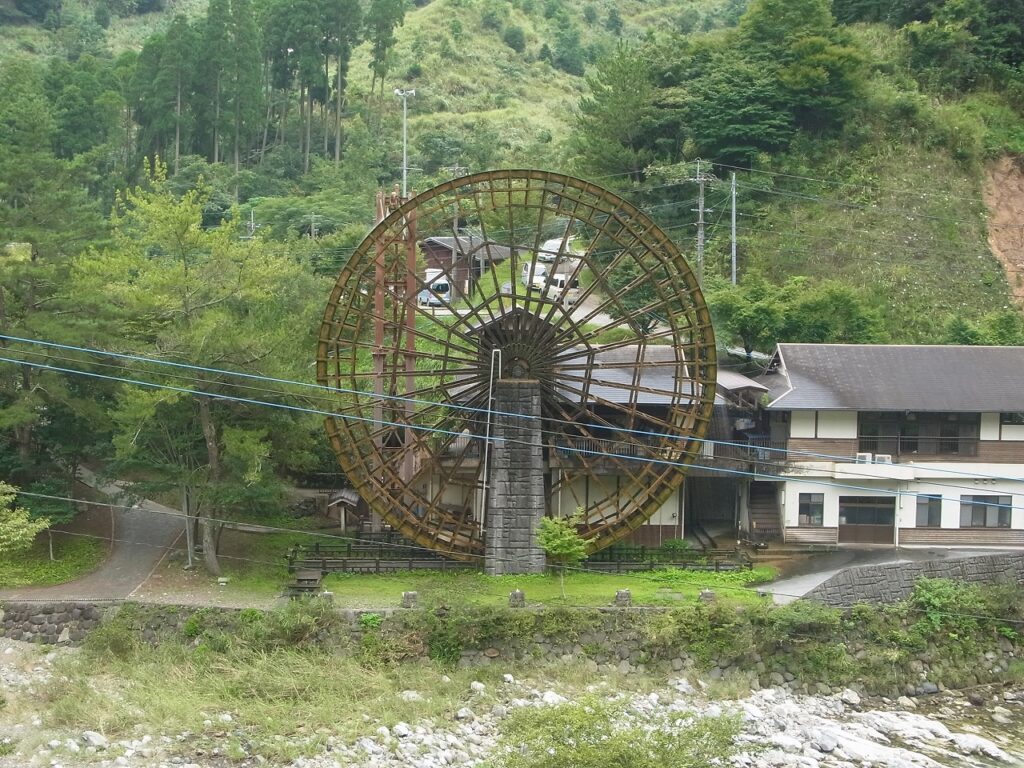 佐伯市本匠の大水車